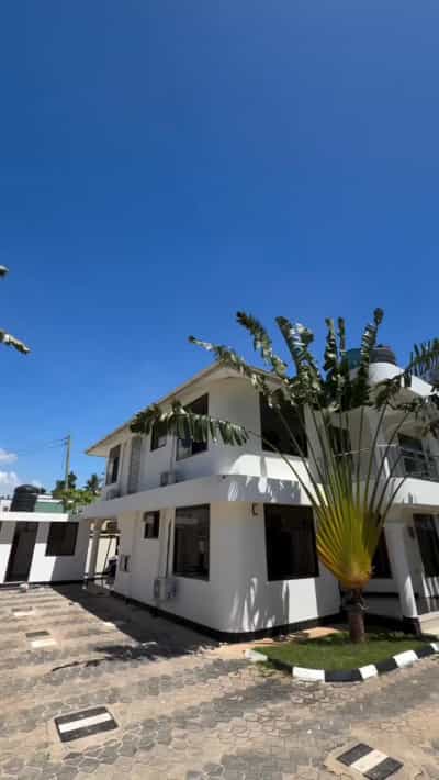 Villa ya vyumba vinne inapangishwa Bahari Beach, Dar Es Salaam