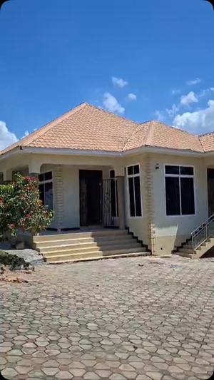 Nyumba ya vyumba vitatu inauzwa Salasala Ushuani, Dar Es Salaam (900 sqm) Nyumba ya vyumba vitatu inauzwa Salasala Ushuani, Dar Es Salaam (900 sqm)