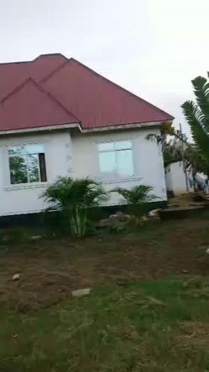 Nyumba ya vyumba vitatu inauzwa Picha Ya Ndege, Pwani (400 sqm)