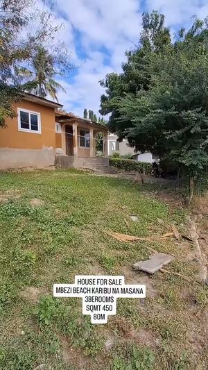 Nyumba ya vyumba vitatu inauzwa Mbezi Beach, Dar Es Salaam (450 sqm) Nyumba ya vyumba vitatu inauzwa Mbezi Beach, Dar Es Salaam (450 sqm)