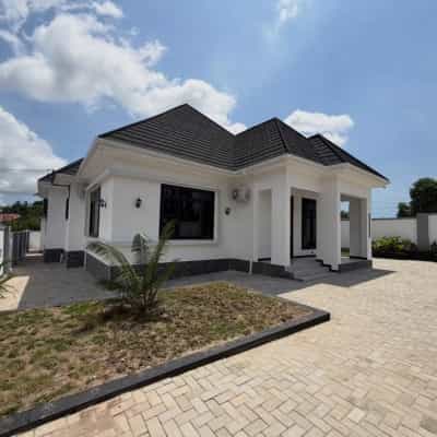 Nyumba ya vyumba vitano inauzwa Goba Lastanza, Dar Es Salaam (850 sqm) Nyumba ya vyumba vitano inauzwa Goba Lastanza, Dar Es Salaam (850 sqm)