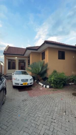 Villa ya vyumba vitatu inapangishwa Bahar Beach, Dar Es Salaam Villa ya vyumba vitatu inapangishwa Bahar Beach, Dar Es Salaam