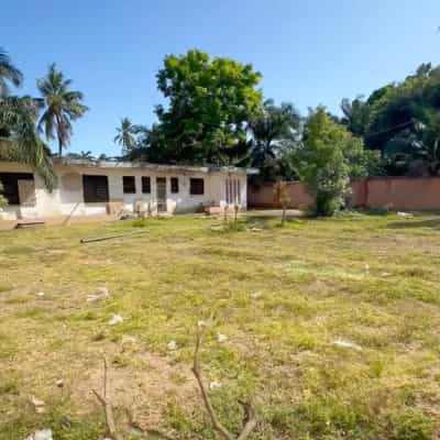 Kiwanja kinauzwa Masaki, Dar Es Salaam (1800 sqm)