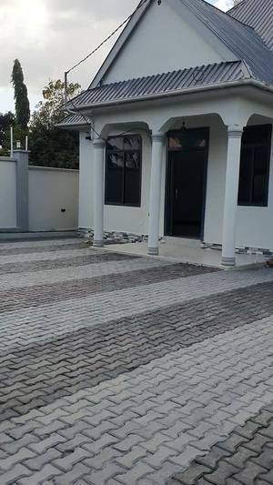 Nyumba ya vyumba vitatu inauzwa Madale Shule, Dar Es Salaam (400 sqm)